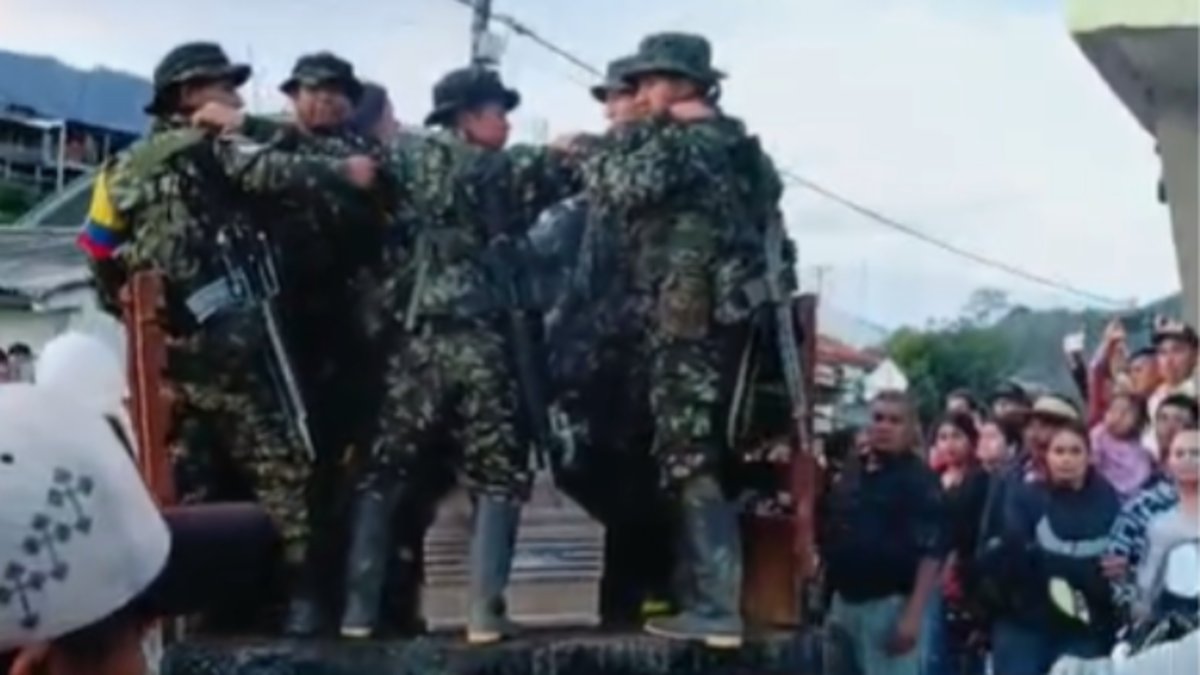 Con pólvora y música despidieron a alias el Flaco, explosivista de las disidencias que murieron en ataque contra la estación de Policía en el Huila.