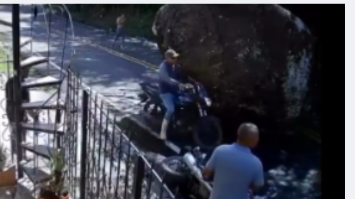 Así se refieren moradores de zona de Antioquia a gigantesca roca que aplastó una moto, cerca de unas casas