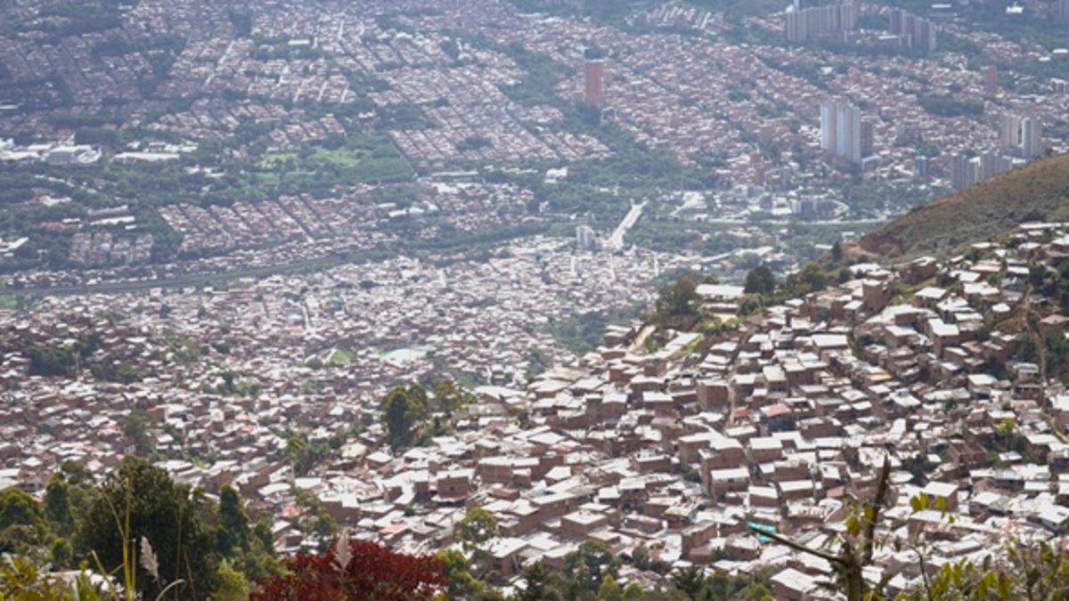 nuevo subsidio de Medellín llega a familias que ganan hasta 4 salarios mínimos y quieren dignificar su hogar