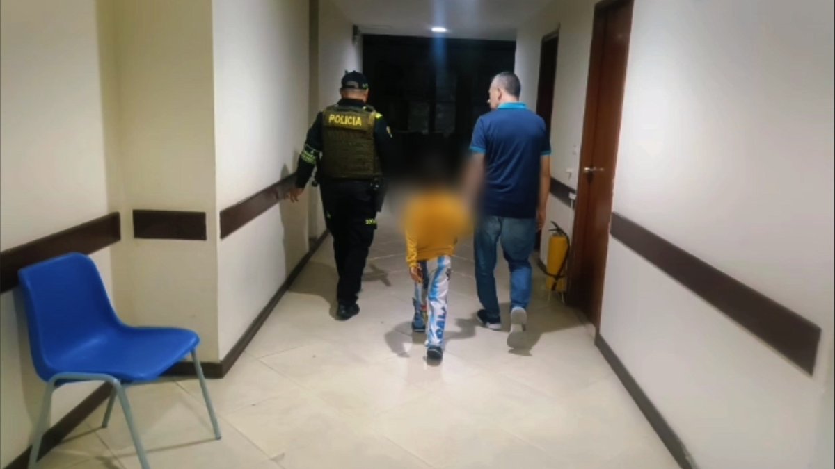 rescatan a niño de 5 años abandonado y pidiendo ayuda en la comuna 13