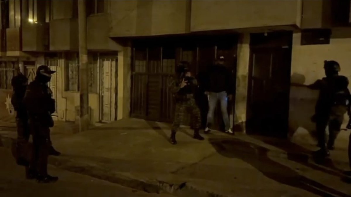 exigía cuantiosas sumas de dinero por devolverlos