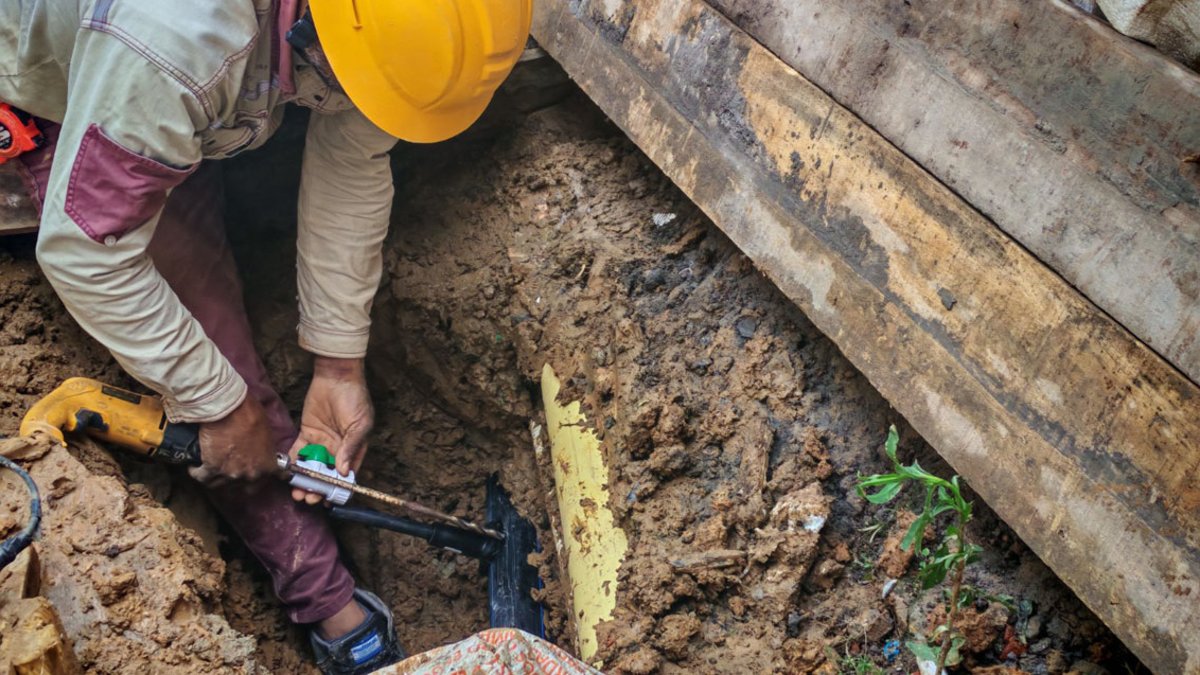 Medellín avanza en equidad al garantizar agua potable a más de 12.700 hogares en territorios olvidados