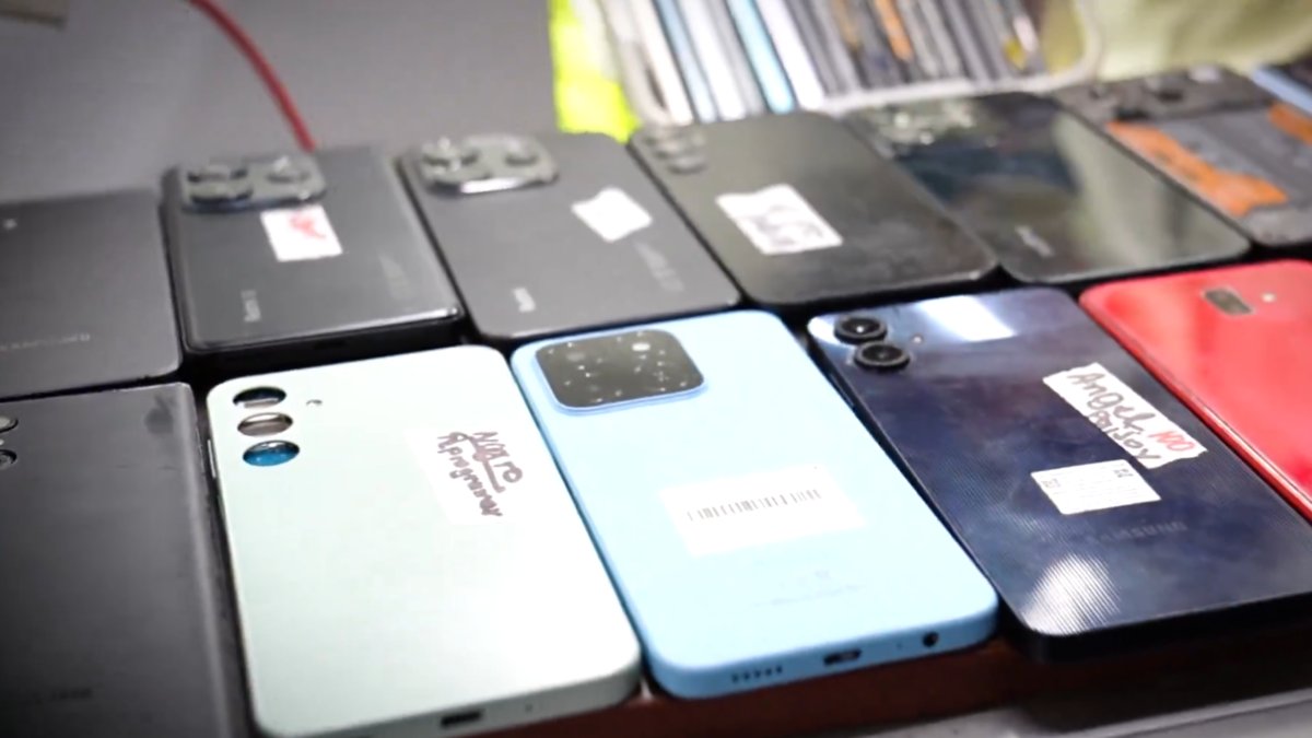 Recuperados más de 40 celulares con reporte de hurto en un operativo en San Victorino, centro de Bogotá
