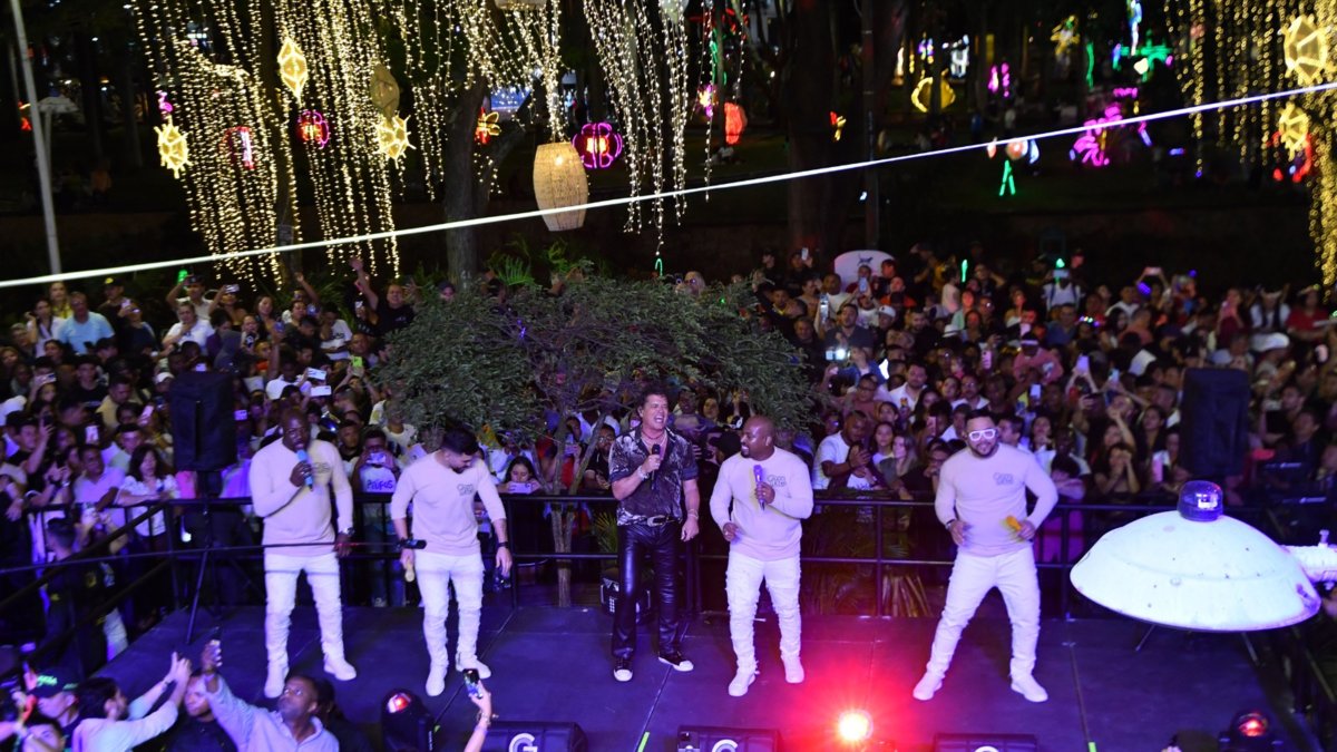 Carlos Vives y el Grupo Niche sorprendieron con un concierto en pleno Bulevar del Río para calentar la Feria de Cali