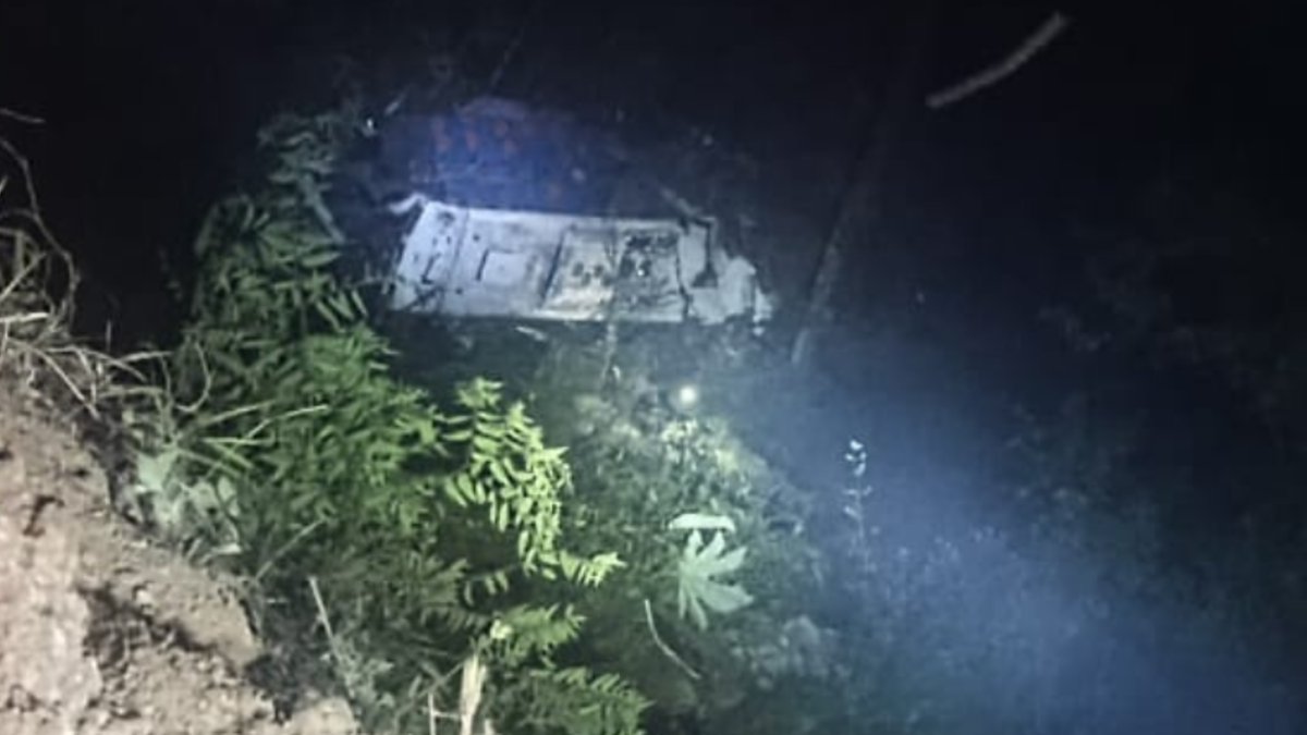 el vehículo quedó destruido en el fondo del abismo