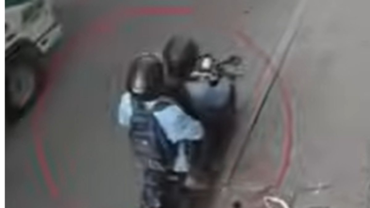 'Eran dos motos, cuatro sujetos lo golpean'