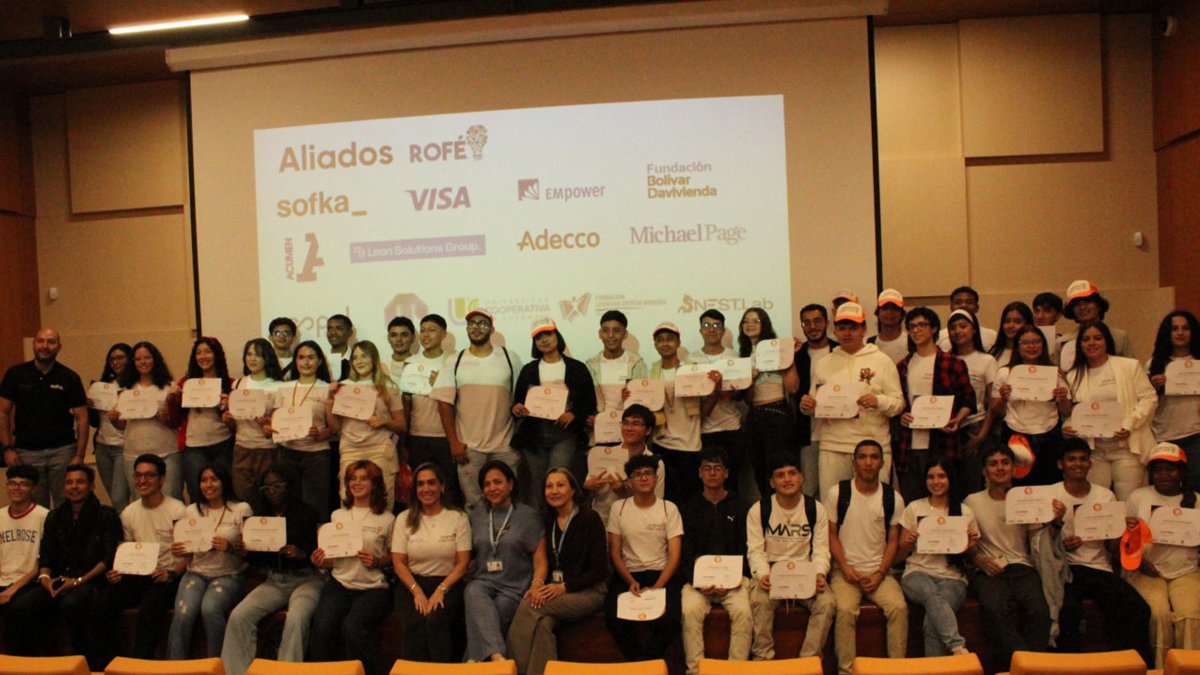 100 jóvenes de Medellín, muchos de ellos de barrios vulnerables, se gradúan con las llaves del futuro digital