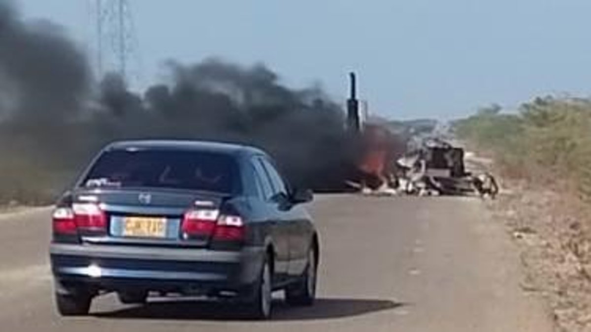 Tensión en La Guajira tras escalada terrorista en ejes viales e infraestructura férrea de Cerrejón: un tractocamión fue incinerado