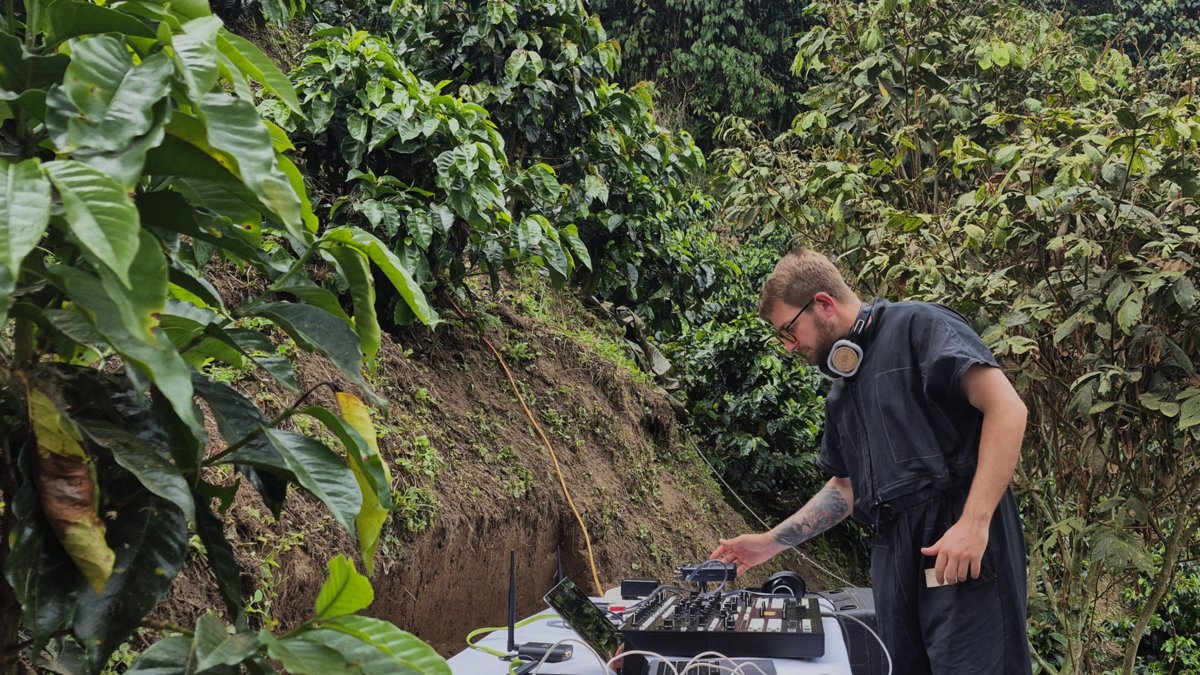 La historia de Hila, un DJ argentino que llegó a Colombia a experimentar el sonido de las plantas, la mezcla de ciencia y tecnología en un café.