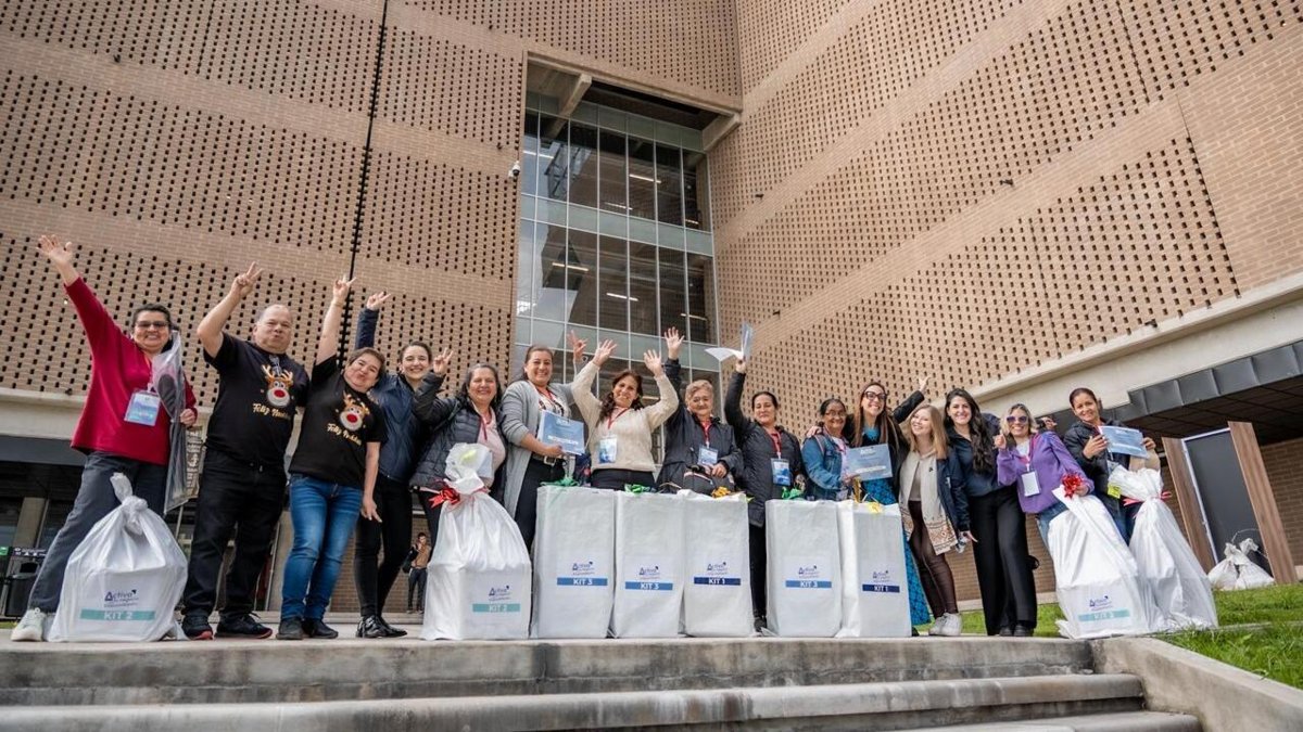 Alcaldía entregó equipos, maquinaria y herramientas a 260 emprendedores bogotanos del sector textil