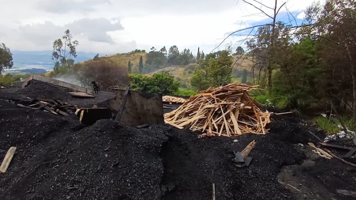 La CAR pide a la Alcaldía de Soacha intervenir predio por quemas a cielo abierto para la producción ilegal de carbón vegetal