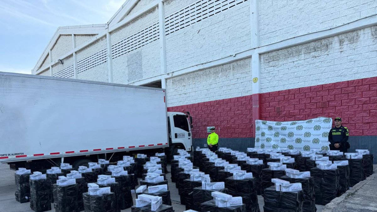 Incautan 64.500 cajetillas de cigarrillos de contrabando ocultos en furgón en Barranquilla; un capturado