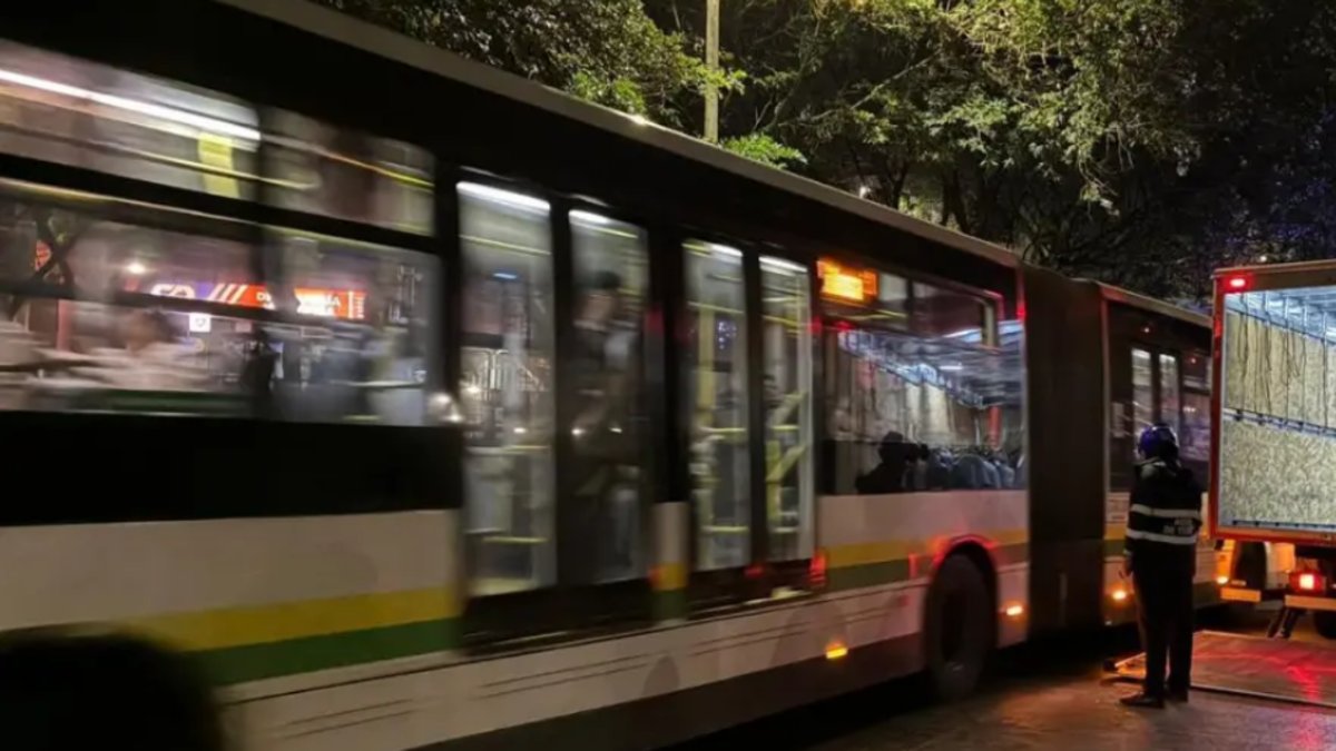 inmovilizan 55 vehículos y sancionan a más de 80 personas en el carril del Metroplús en Medellín