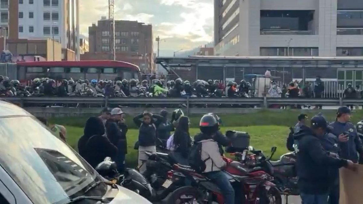 Protestas bloquean la Autopista Norte y generan fuerte congestión hacia el Sur