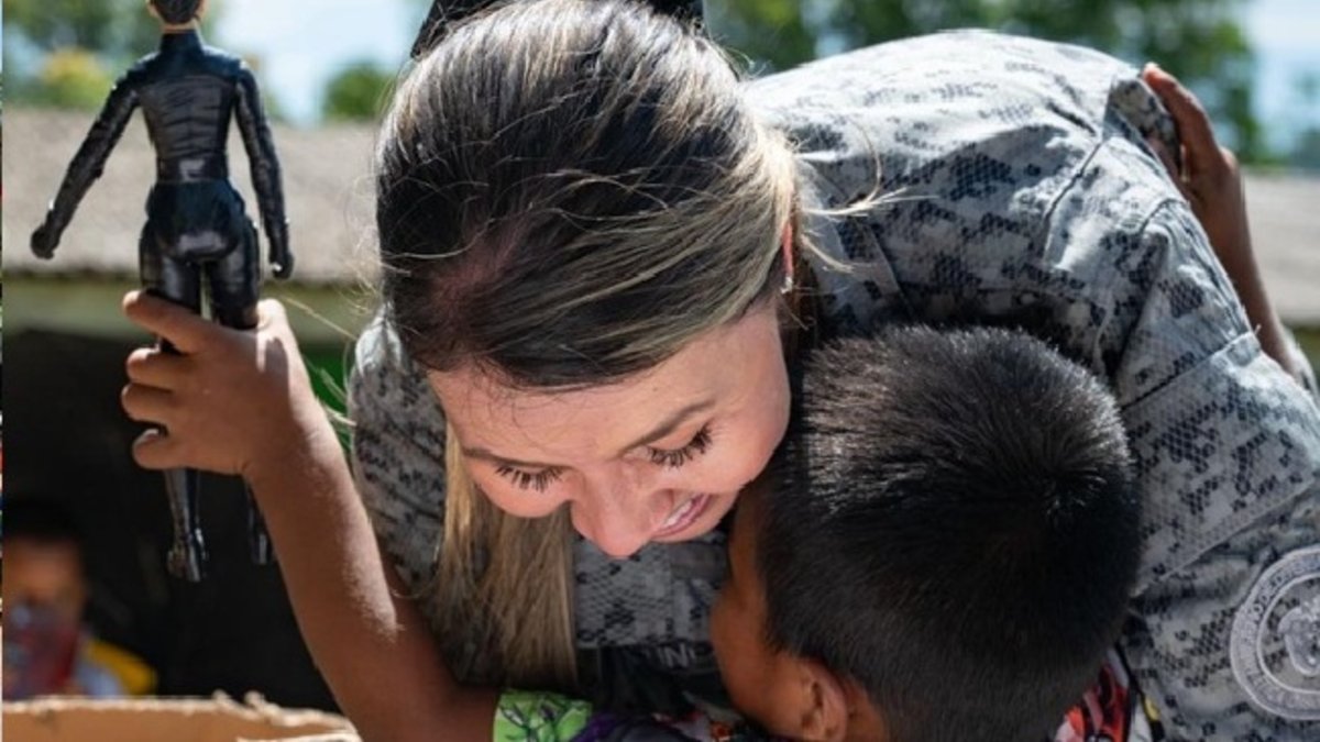 El maratónico traslado de tres mil regalos para poblaciones indígenas de Caquetá y Amazonas para celebrar la Navidad en lugares muy alejados del país