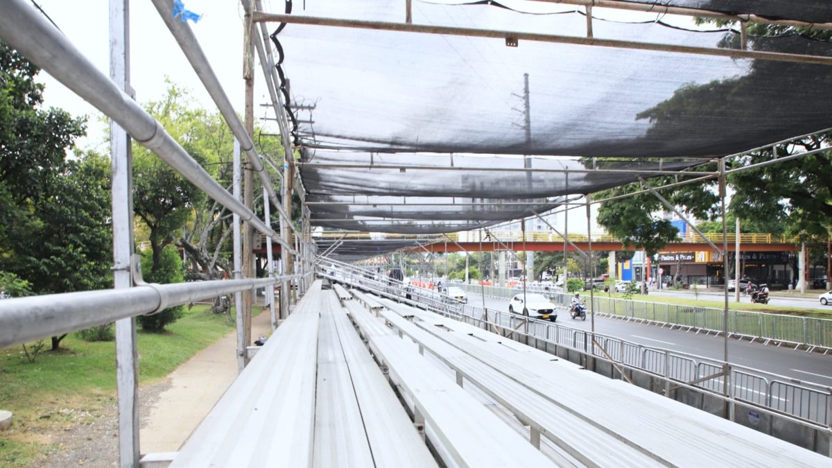 Tan solo a pocas horas de que comiencen las emociones del Salsódromo de la Feria de Cali, así avanza el montaje de las graderías para los desfiles.