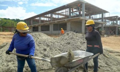 un grupo de mujeres obreras lo reconstruyen luego de ser arrasado por los paramilitares