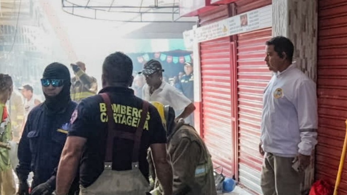 incendio consumió bodega y reveló peligroso depósito de pólvora en el mercado de Bazurto, el cual puso en riesgo seguridad de los bomberos