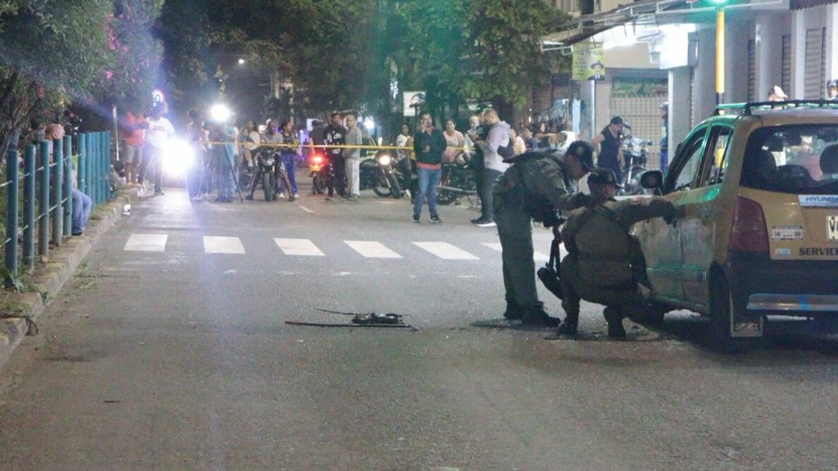 En imágenes | Así quedó la zona del atentado con granada contra una patrulla de la Policía en Cali: cuatro personas resultaron con afectaciones leves