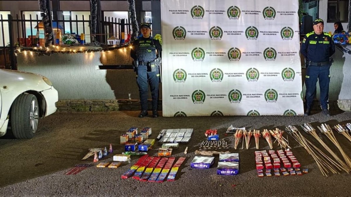 La policía incautó 916 unidades de pólvora que eran transportadas en un vehículo particular por el occidente de Bogotá.