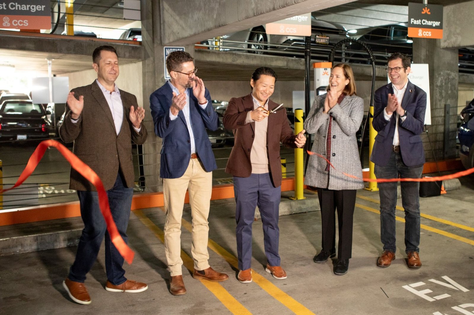 Abre el mayor centro de recarga rápida del norte de California que no es de Tesla