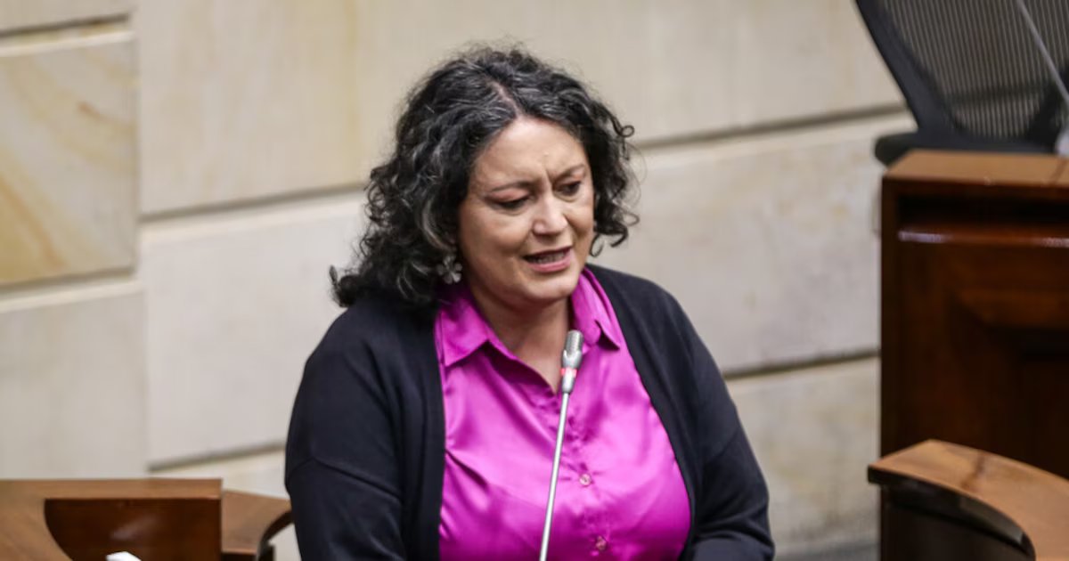 Angelica Lozano criticó la Paz Total por hostigamiento a estación de Policía en el Tolima: “No se necesita visa para ir a Chaparral”