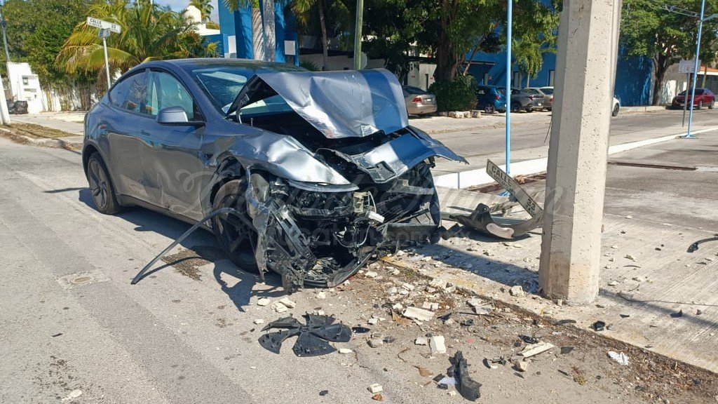 Un Tesla y un Swift protagonizaron aparatoso accidente en Montes de Amé, en Mérida