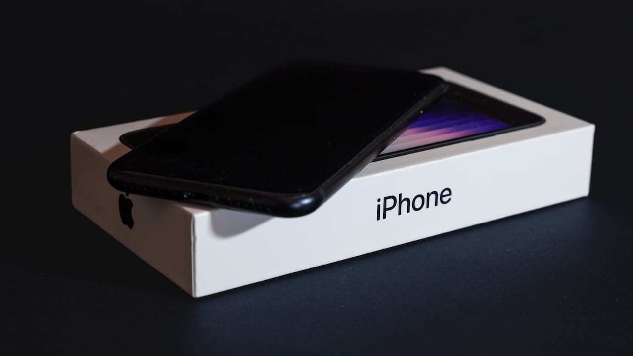Apple apaga definitivamente uno de sus iPhone baratos: entra a la lista de “descontinuados en todo el mundo”