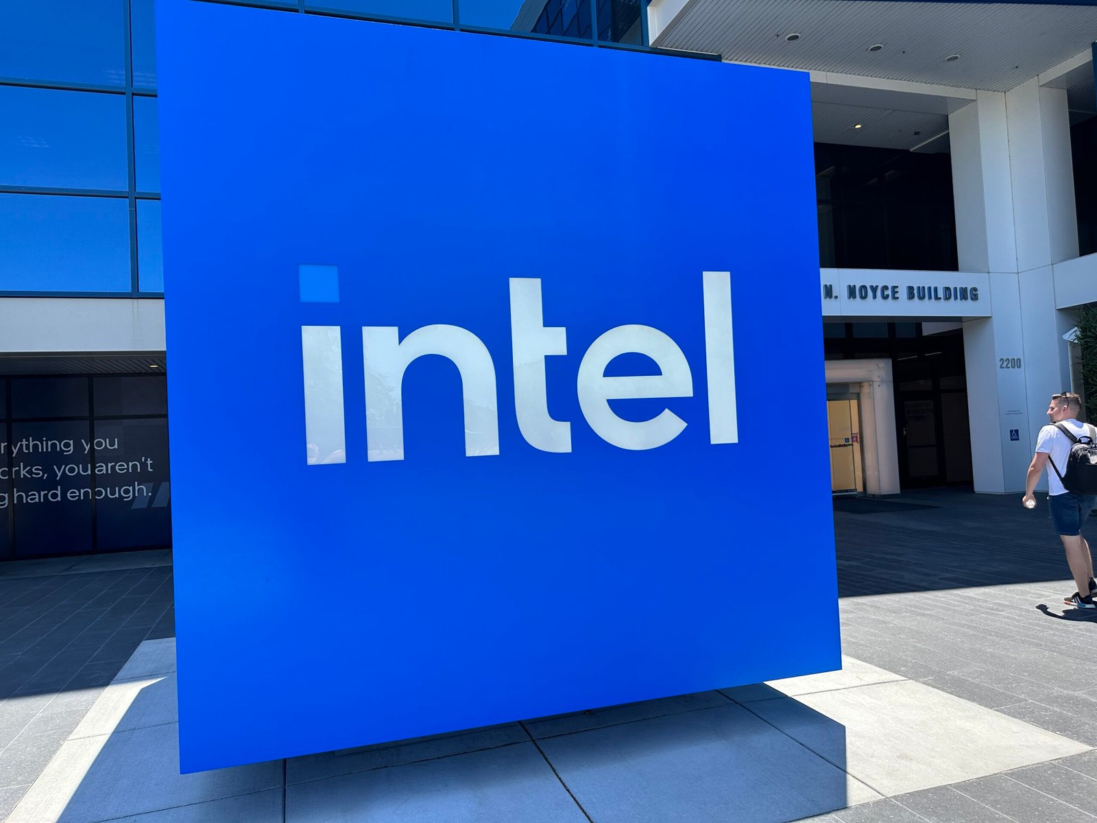 Apple ¡Está cambiando su estrategia! La producción de chips para iPhone será absorbida por Intel después de años – Letem svetem Applem
