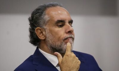 Armando Benedetti respondió a Carlos Carrillo tras salpicarlo en presuntas irregularidades del Fondo de Adaptación: “Tu actitud es sospechosa”