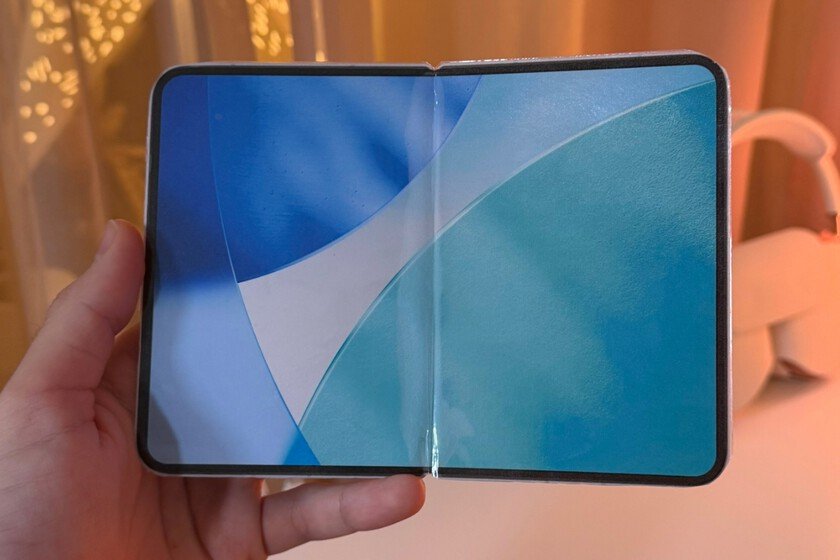 Así se sentirá el iPhone plegable en la mano. Una maqueta basada en las últimas filtraciones que nos adelanta su diferente formato cuadrado.