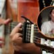 Así suena popular canción decembrina en su versión alemana: creadora de contenido uso botella de aguardiente como micrófono