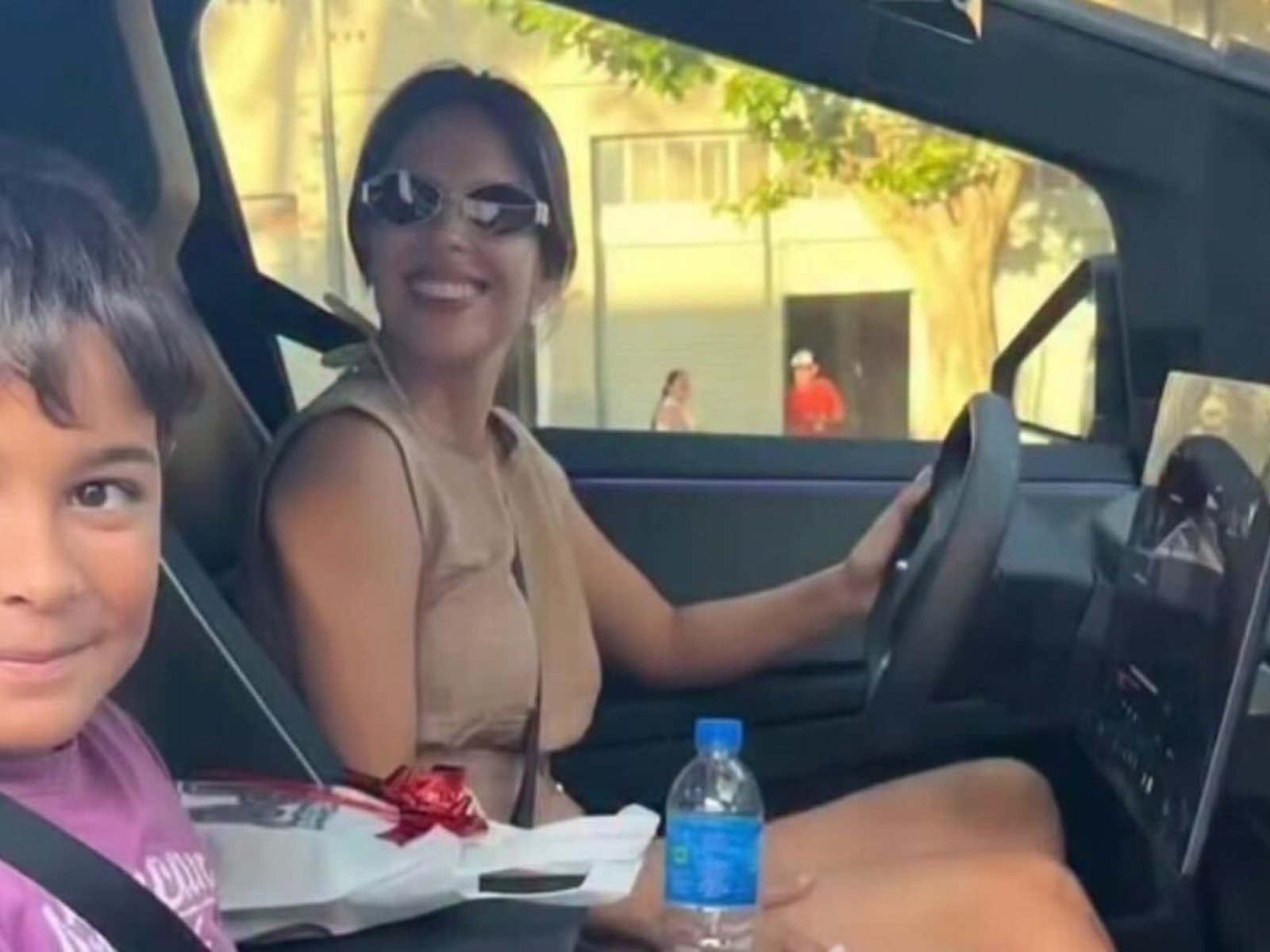 Barby Franco le cumplió el sueño a un nene y lo invitó a pasear en su Tesla Cybertruck de 300 mil dólares.