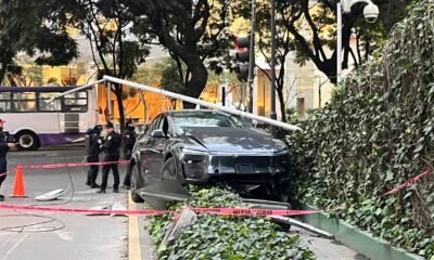 camioneta-tesla-se-estrella-junto-a-condominio-en-polanco