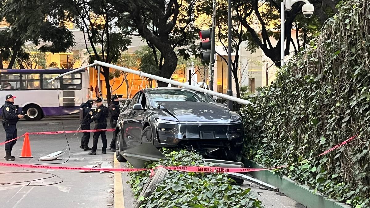 camioneta-tesla-se-estrella-junto-a-condominio-en-polanco