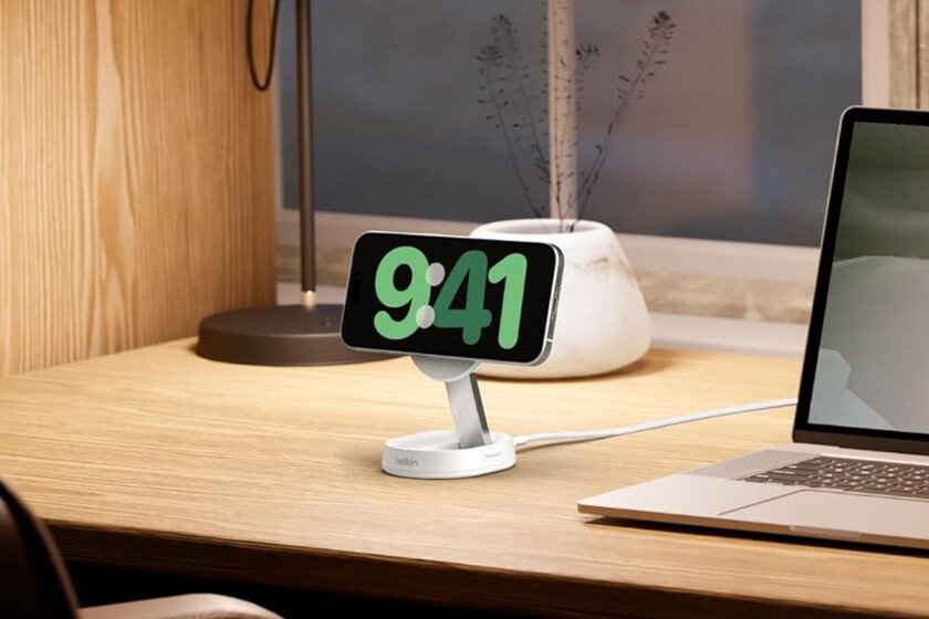 Descuentazo del 62% en la base de carga superior para iPhone. Es compatible con MagSafe y funciona con AirPods