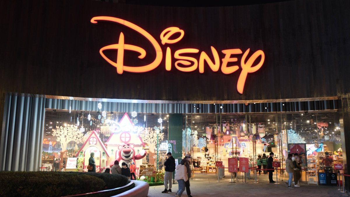 Disney autoriza a ChatGPT para usar sus personajes en videos generados por IA, pero lo prohíbe a Google