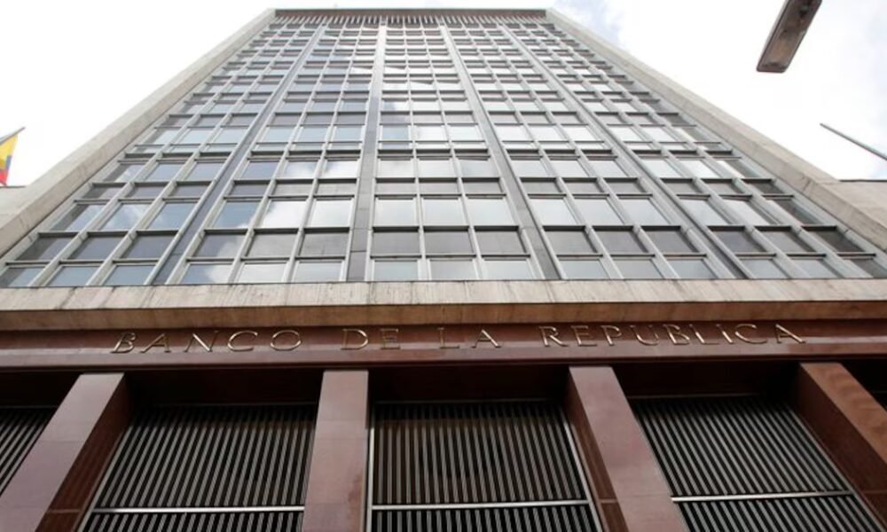 El Banco de la República reveló los problemas que trajo para Colombia el aumento del salario mínimo que decretó Petro para 2025