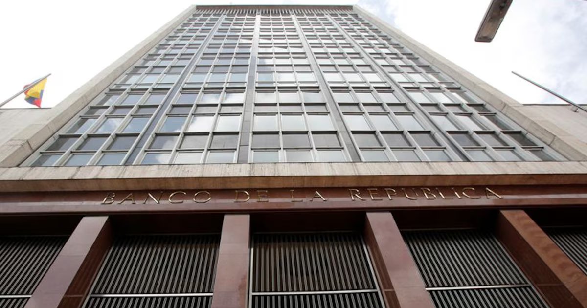 El Banco de la República reveló los problemas que trajo para Colombia el aumento del salario mínimo que decretó Petro para 2025