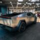 El Tesla Cybertruck es tal fracaso de ventas que Elon Musk solo ha encontrado una solución: comprárselas a sí mismo
