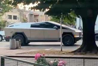 El futuro llegó a Las Flores: un Tesla recorre la ciudad - Verte