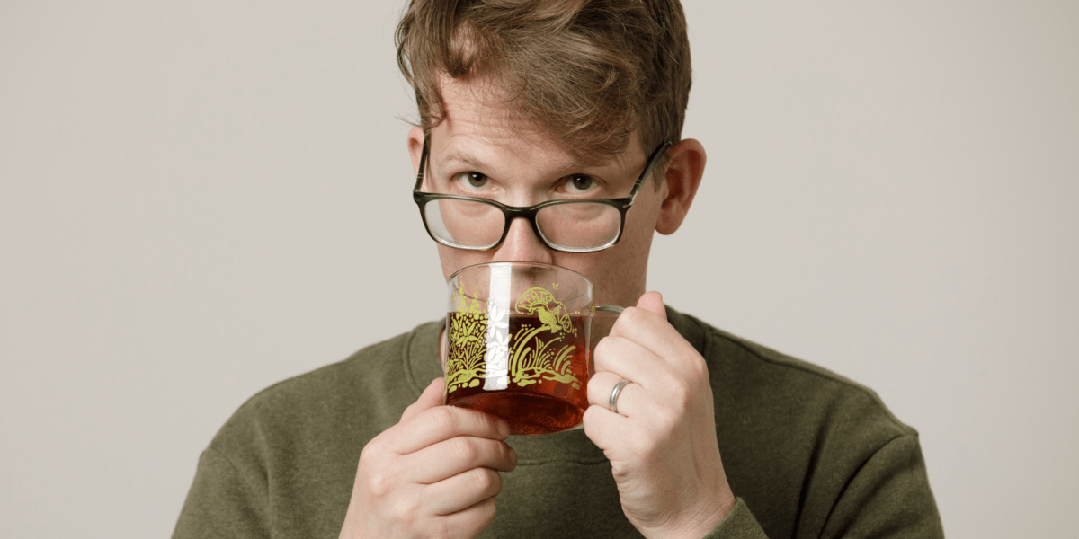 El multimillonario YouTuber Hank Green le dice a la Generación Z que reconsidere sus apuestas en Tesla y comparte los cambios en la cartera que realizó para evitar los efectos de la burbuja de la IA.