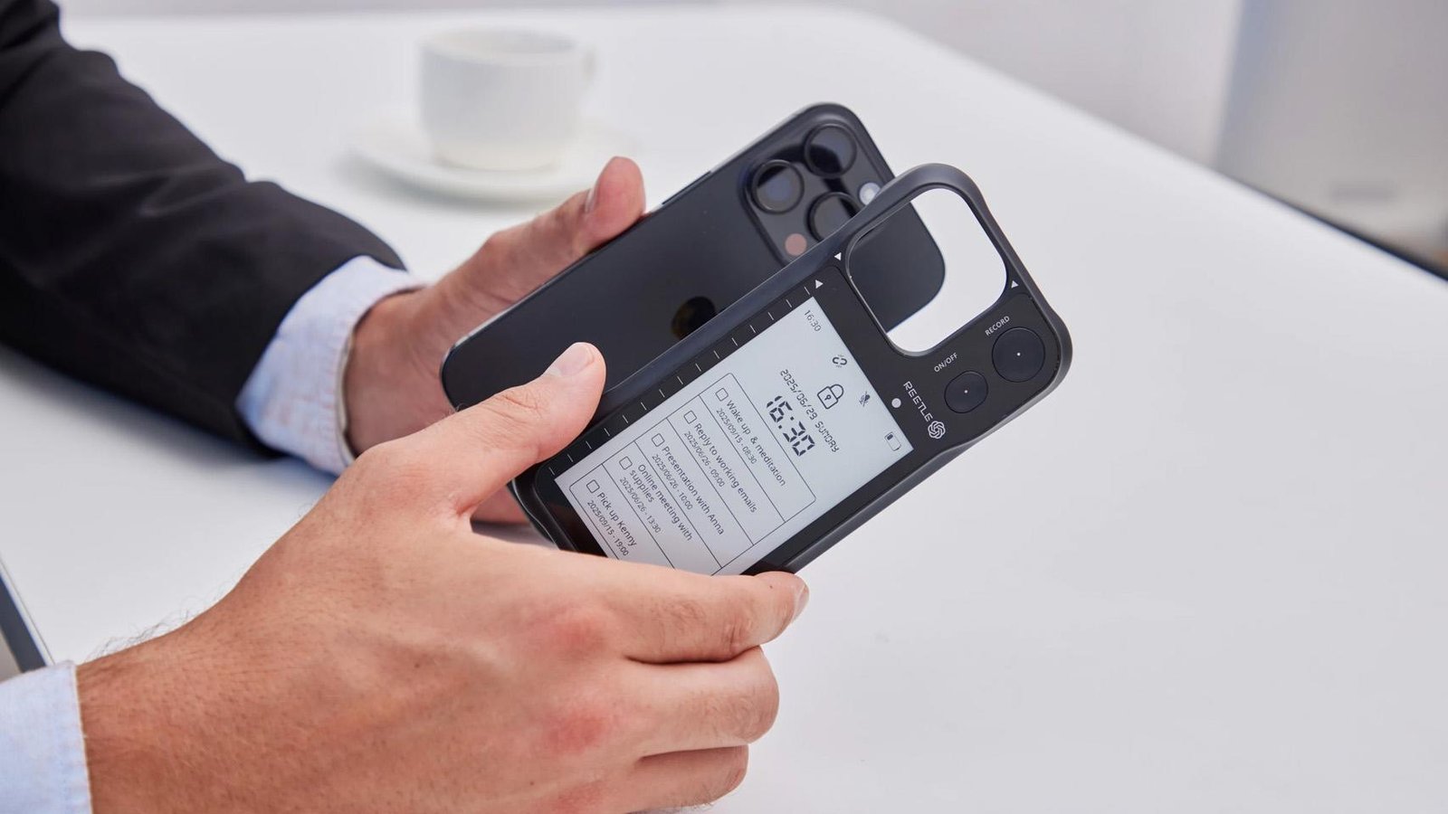 Esta funda para tu iPhone esconde una pantalla de tinta electrónica y un sistema de grabación por IA integrado.