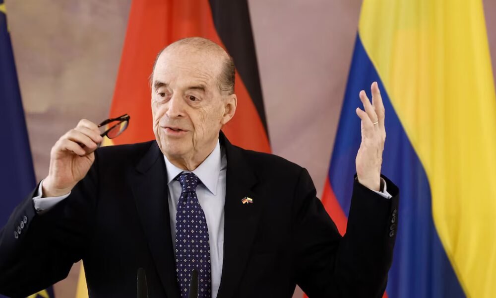 Estas fueron las ‘jugaditas’ de Álvaro Leyva en el caso de pasaportes que hoy lo tiene imputado por prevaricato
