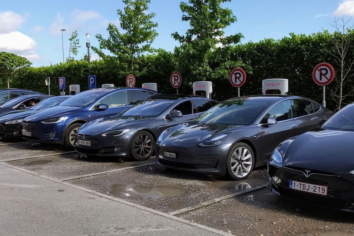 Freno a Tesla en California: el DMV amenaza con cerrar sus concesionarios por publicidad engañosa