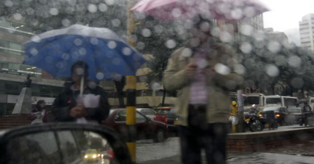 Fuertes lluvias y bajas temperaturas sorprenden a Bogotá, esto dice un meteorólogo sobre el fenómeno