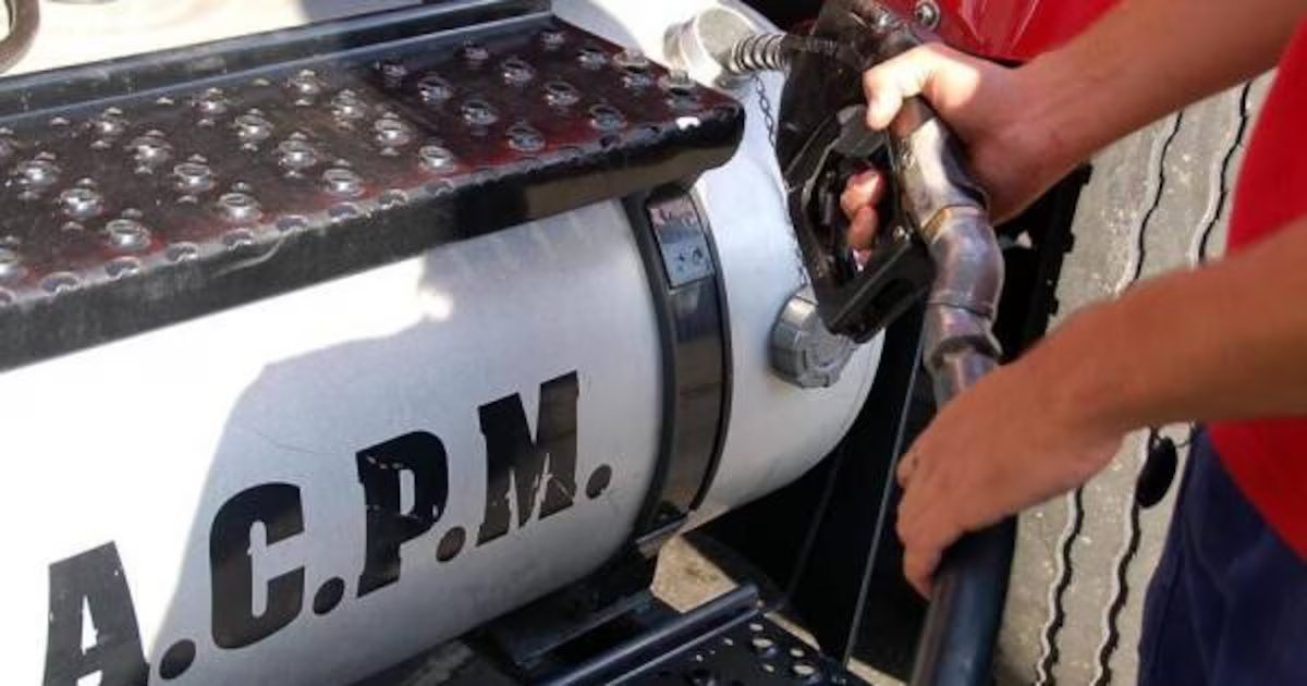 Gobierno Petro le amargó la Navidad a los colombianos con sorpresivo aumento: la Creg confirmó alza en los combustibles