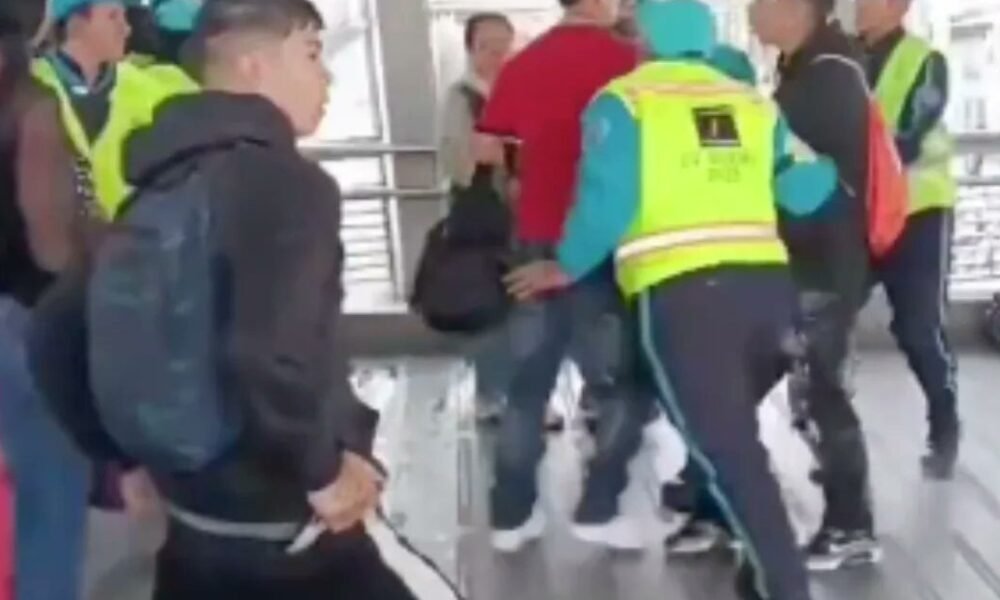 Guarda de TransMilenio condecorado por el Concejo de Bogotá resultó apuñalado por colados en el portal 20 de julio