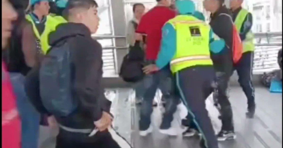 Guarda de TransMilenio condecorado por el Concejo de Bogotá resultó apuñalado por colados en el portal 20 de julio