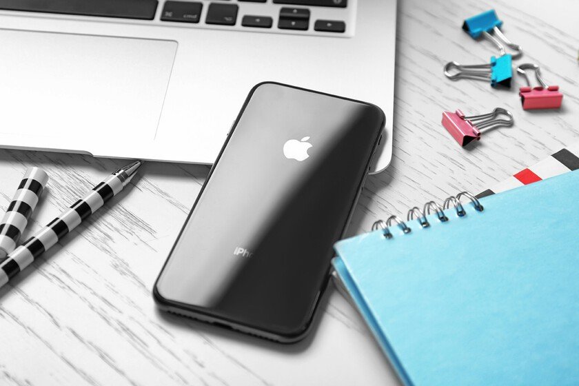 Hay una empresa que vende iPhone viejos sin cámara a precios desorbitados. Parece una locura... salvo que seas militar